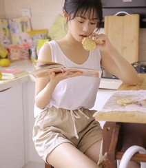 爱美食的甜心美女靓妹白衣短裤厨房忙碌元气满满可爱写真图片组图7