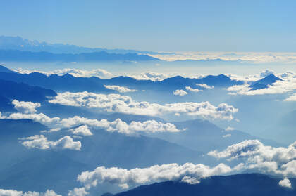 云雾缭绕的山峰，仙境般的山脉高清4K桌面壁纸