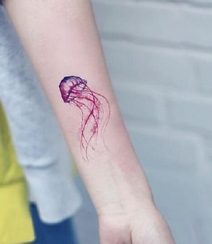 触须好多的水母纹身，纹在女生身体各部位的可爱水母纹身图案作品组图7