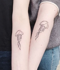 触须好多的水母纹身，纹在女生身体各部位的可爱水母纹身图案作品组图3