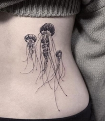 触须好多的水母纹身，纹在女生身体各部位的可爱水母纹身图案作品组图1