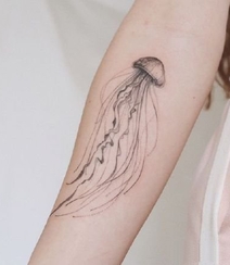 触须好多的水母纹身，纹在女生身体各部位的可爱水母纹身图案作品组图8