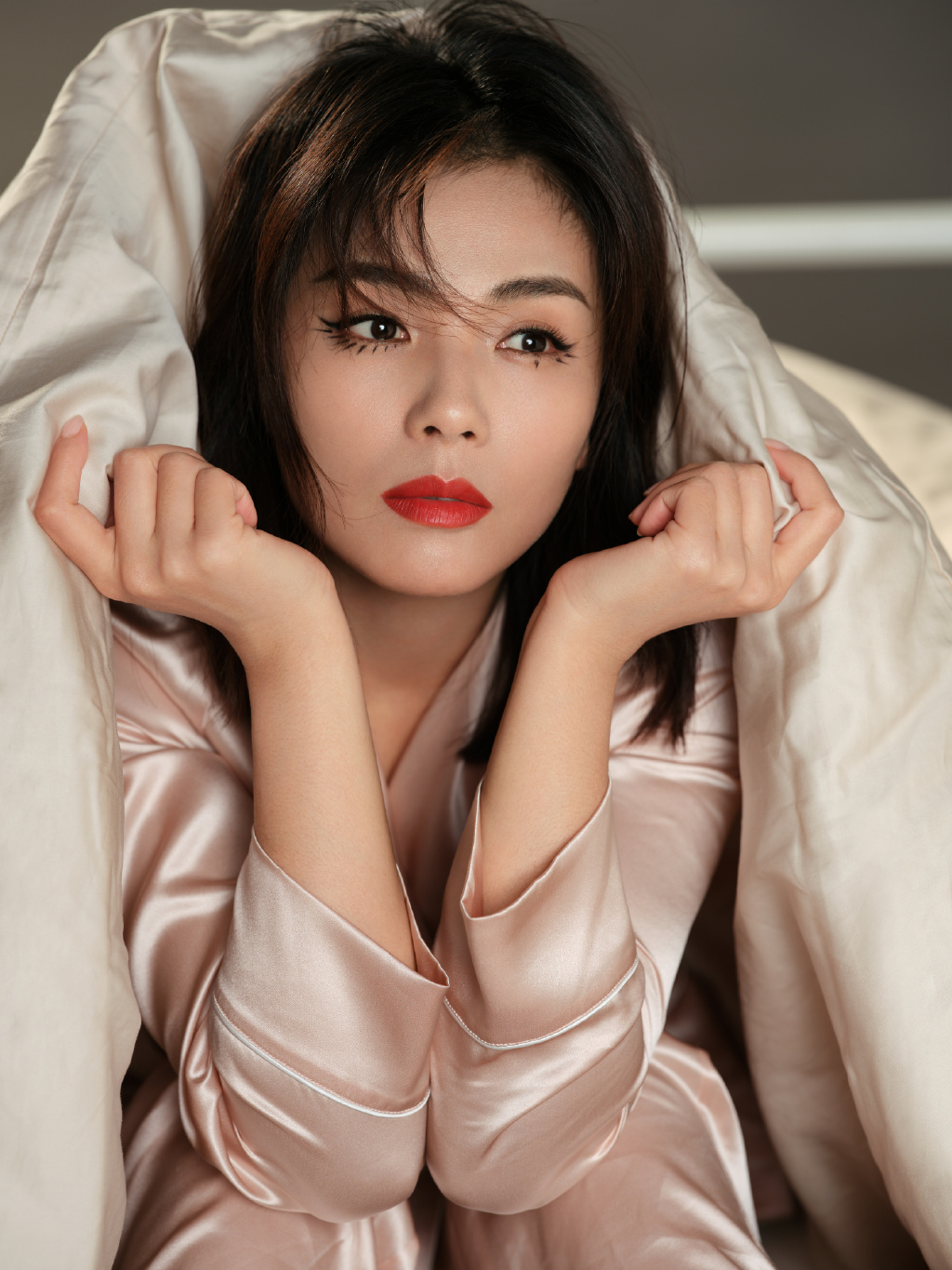 戴眼罩穿粉色睡裙的江西美女明星刘涛床上写真图片图片