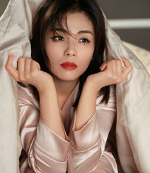 戴眼罩穿粉色睡裙的江西美女明星刘涛床上写真图片组图3