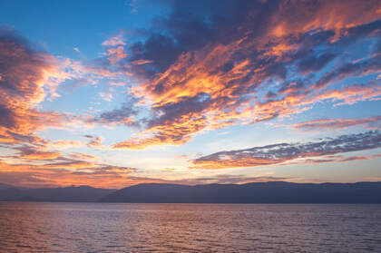 海上夕阳映彩霞，超唯美的海上彩霞高清桌面壁纸