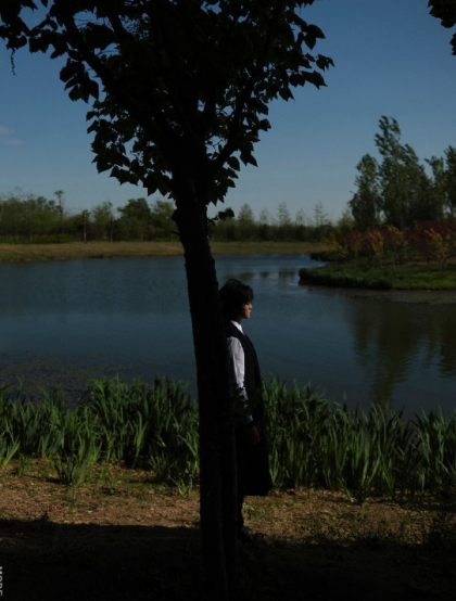 尹正一个人在湖边诠释忧郁，孤单，伤感风格写真图片