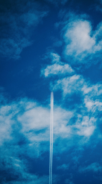 飞机划过的天空，恶劣天气云层高清摄影风景手机壁纸组图1