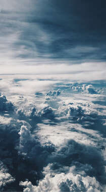 飞机划过的天空，恶劣天气云层高清摄影风景手机壁纸