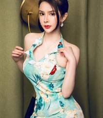 坐在沙发的性感韵味旗袍美女李丽莎肤白貌美翘臀写真图片组图14