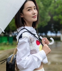 李沁手拿雨伞雨天出街，白衣短裙气质清新