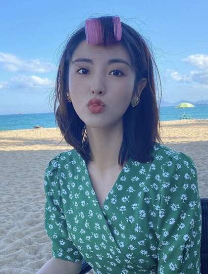 小碎花连衣裙美女邢菲海边沙滩可爱俏皮剪刀手自拍美图