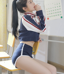 甜美马尾辫美女学生校花露脐装运动短裤在教室里的写真图片组图2