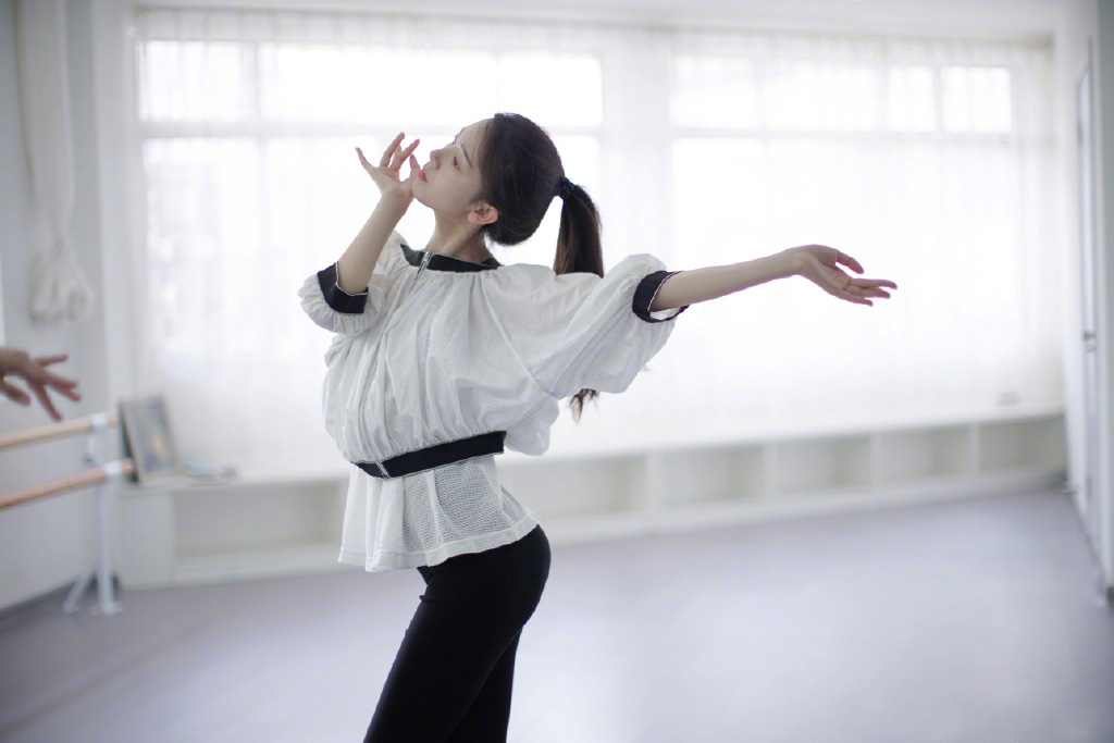 陈瑶舞蹈室专注练习舞蹈美美照片图片