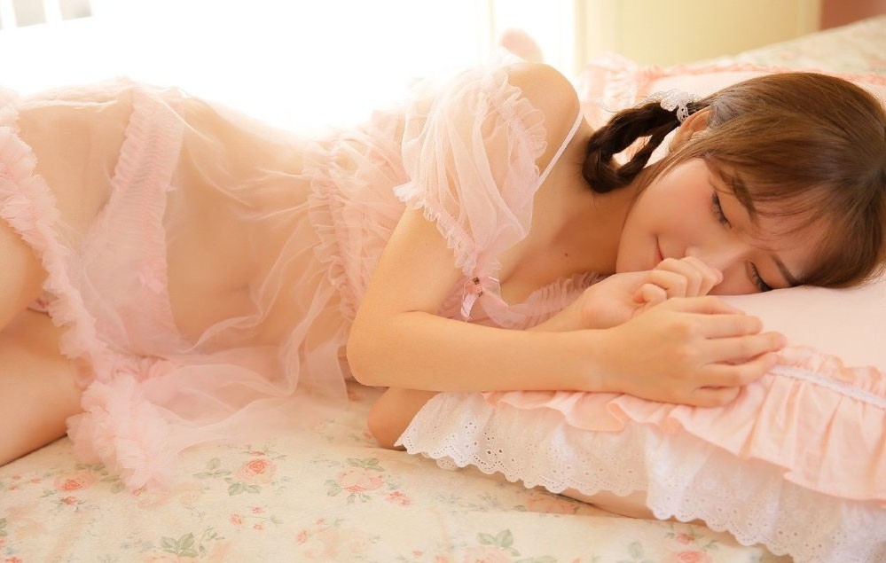 粉嫩羞涩的00后漂亮女生很甜很撩粉色蕾丝裙床上吃零食写真图片套图1