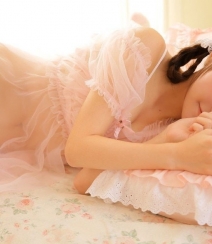 粉嫩羞涩的00后漂亮女生很甜很撩粉色蕾丝裙床上吃零食写真图片组图1