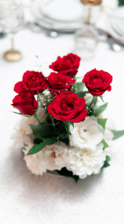 餐桌上的红色玫瑰花情侣520节日手机壁纸