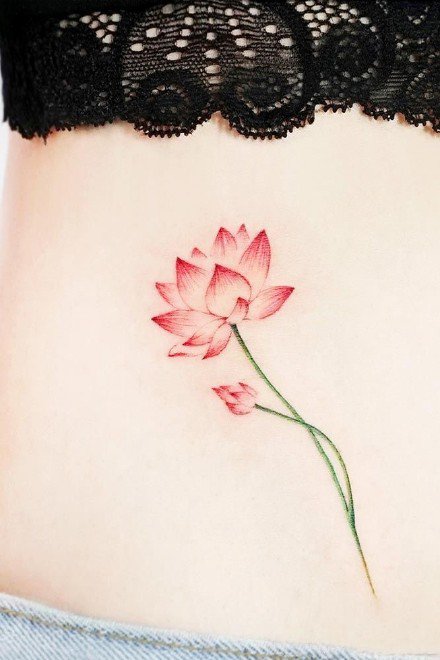 荷花纹身图案，纹在女生身体各部位的荷花纹身图案图片图片