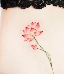 荷花纹身图案，纹在女生身体各部位的荷花纹身图案图片组图4