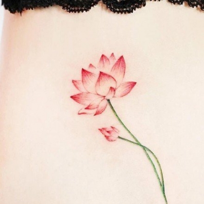 荷花纹身图案，纹在女生身体各部位的荷花纹身图案图片