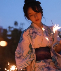 夜幕快降临时手拿燃烧烟花棒的和服装漂亮养眼美女唯美写真