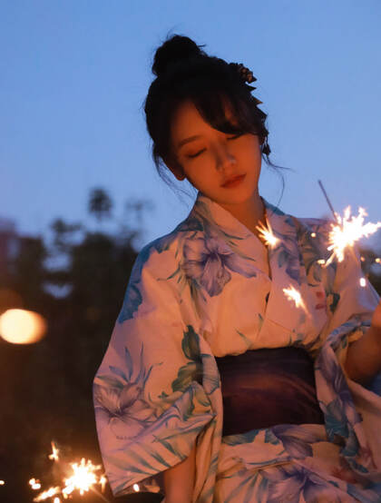 夜幕快降临时手拿燃烧烟花棒的和服装漂亮养眼美女唯美写真