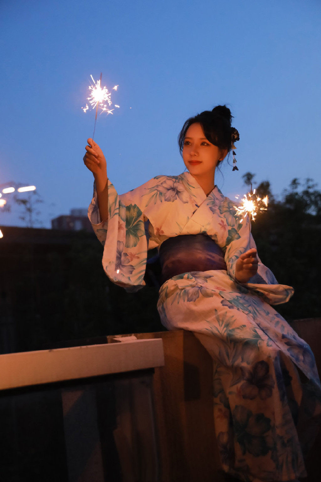 夜幕快降临时手拿燃烧烟花棒的和服装漂亮养眼美女唯美写真套图4