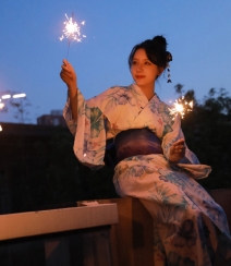 夜幕快降临时手拿燃烧烟花棒的和服装漂亮养眼美女唯美写真组图4