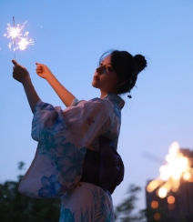 夜幕快降临时手拿燃烧烟花棒的和服装漂亮养眼美女唯美写真组图5