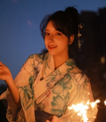 夜幕快降临时手拿燃烧烟花棒的和服装漂亮养眼美女唯美写真组图7