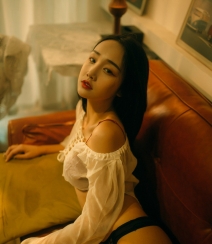 华灯初上，昏黄灯光下的妩媚妖娆内衣美女性感私房写真图片组图3