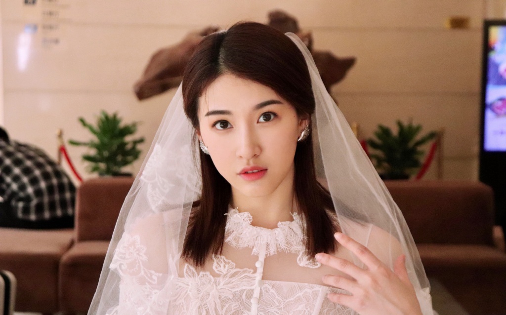 杜雨宸温柔甜美婚纱装造型写真图片图片