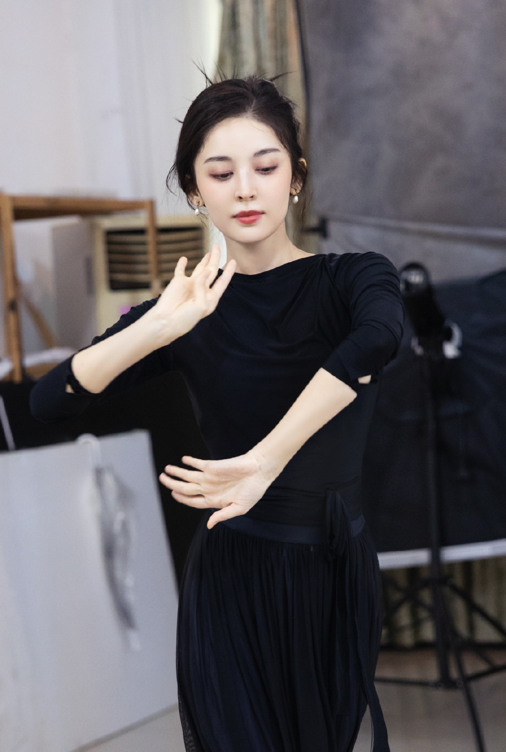 古力娜扎晒练习舞蹈时黑衣黑裙灵动优雅美美照片图片