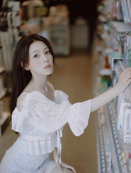 陈瑶微博晒清新甜美逛商场写真，白衣着身宛如小仙女
