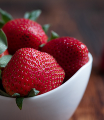 盛装在碗里或盘子里的新鲜草莓图片