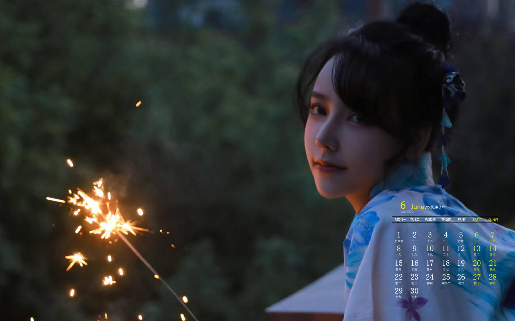 夜幕下玩烟花棒的和服少女，2020年6月美女日历壁纸图片套图4