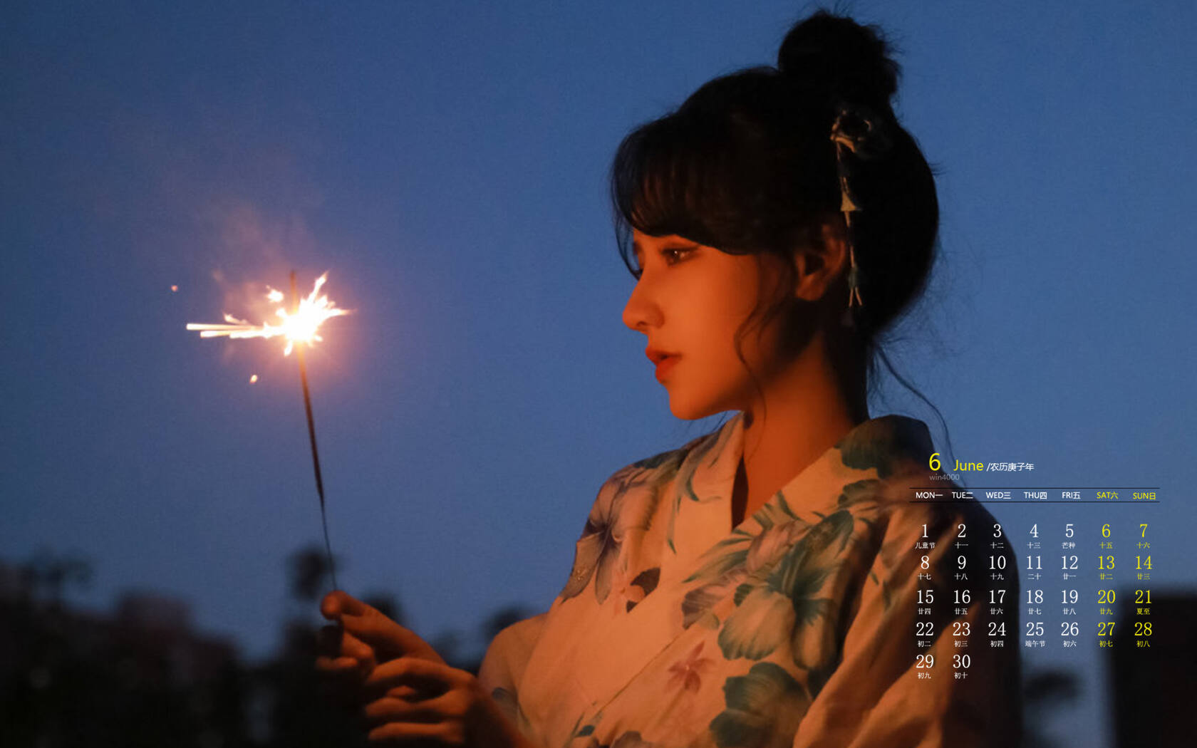 夜幕下玩烟花棒的和服少女，2020年6月美女日历壁纸图片第6张图片