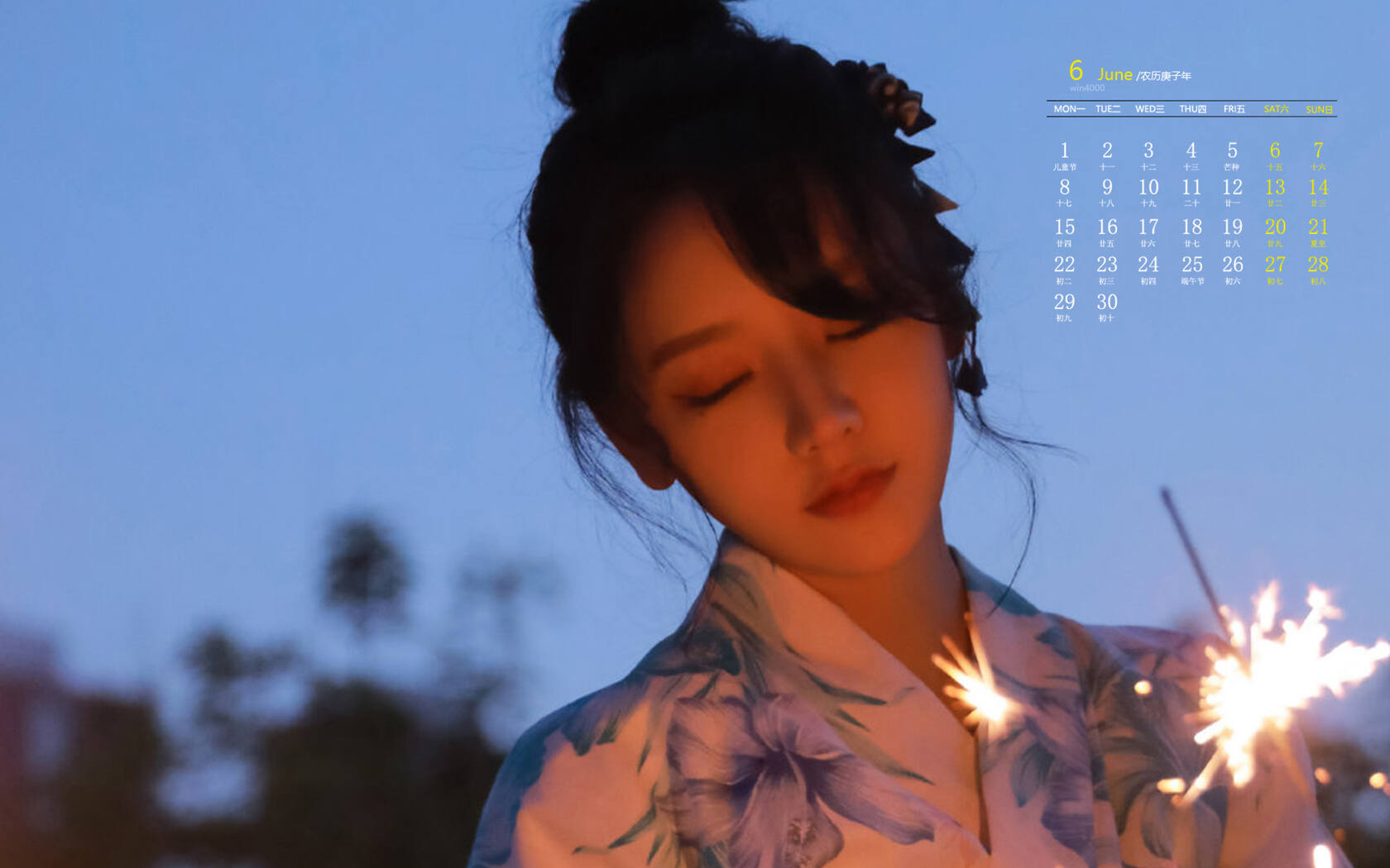 夜幕下玩烟花棒的和服少女，2020年6月美女日历壁纸图片套图5