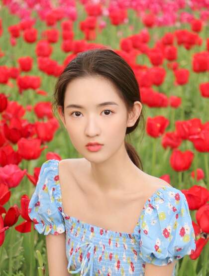 王玉雯清新小碎花裙户外郁金香花园唯美迷人写真图片