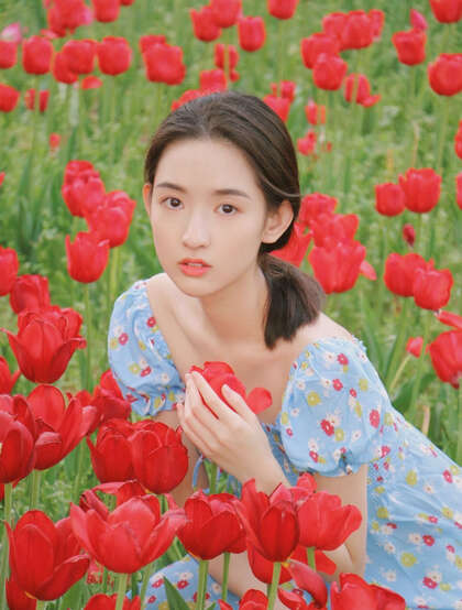 王玉雯清新小碎花裙户外郁金香花园唯美迷人写真图片