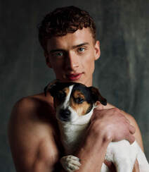 抱着一个狗狗的小平头欧美肌肉男写真图片组图1