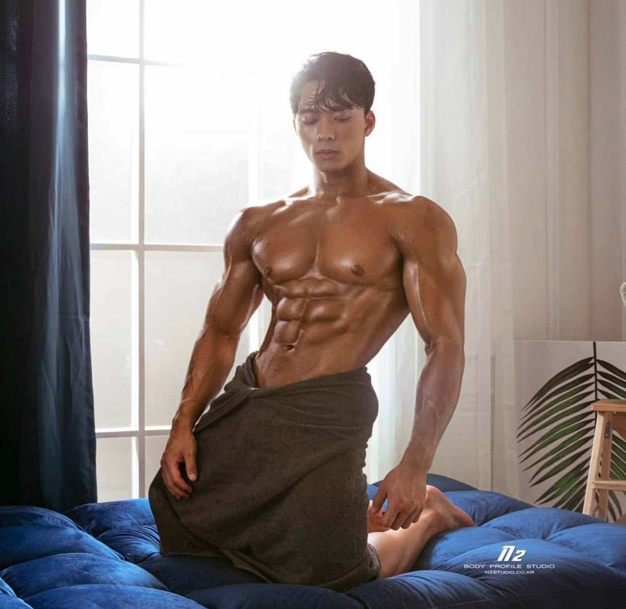 八块腹肌很明显，冷酷霸气的韩国肌肉男图片图片