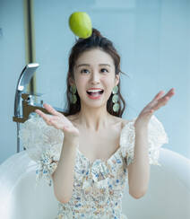 郑合惠子碎花蕾丝白裙坐在浴缸里可爱图片组图2
