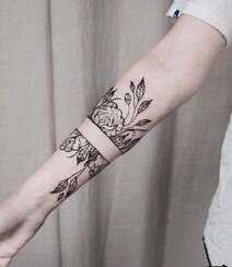 花卉手环纹身，环绕男生手臂的几款素花手环纹身图案欣赏