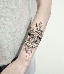花卉手环纹身，环绕男生手臂的几款素花手环纹身图案欣赏组图7