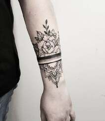 花卉手环纹身，环绕男生手臂的几款素花手环纹身图案欣赏组图9