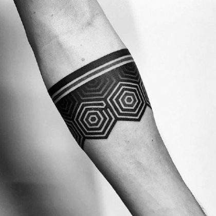 几何图案拼凑的男生点刺手环纹身图案图片