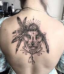 欧美女生后背脊椎处的半面狮子创意艺术黑白纹身图案组图9