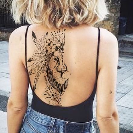 欧美女生后背脊椎处的半面狮子创意艺术黑白纹身图案图片