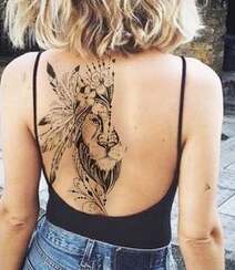 欧美女生后背脊椎处的半面狮子创意艺术黑白纹身图案组图8