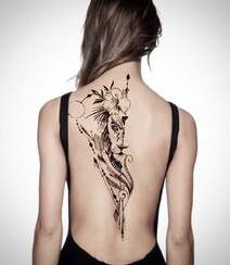 欧美女生后背脊椎处的半面狮子创意艺术黑白纹身图案组图5
